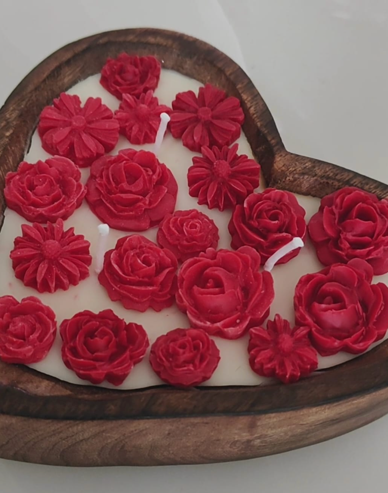 Heart-Shaped Wooden Bowl Candle – Rose & Sandalwood ❤️