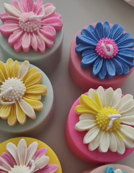 Daisy-Top Mini Pillar – Hand‑Poured, Colorful & Scented Natural Wax